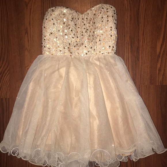 Junior’s Sequined Corset Dress/Prom Gown - Picture 3 of 8